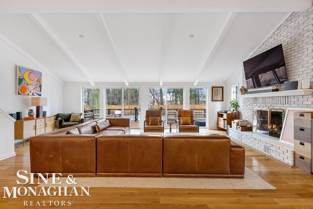 565 Lochmoor Boulevard, Grosse Pointe Woods, MI 48236