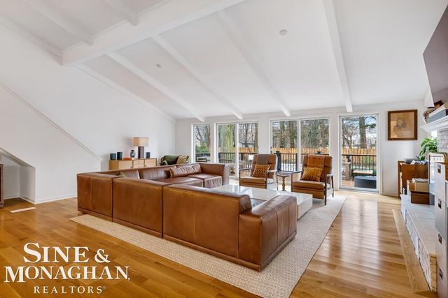 565 Lochmoor Boulevard, Grosse Pointe Woods, MI 48236