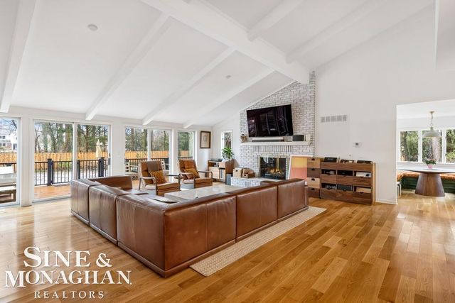 565 Lochmoor Boulevard, Grosse Pointe Woods, MI 48236