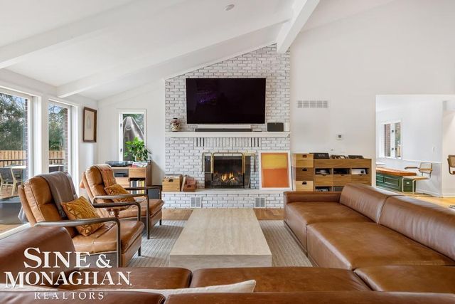 565 Lochmoor Boulevard, Grosse Pointe Woods, MI 48236