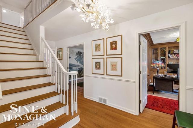 565 Lochmoor Boulevard, Grosse Pointe Woods, MI 48236