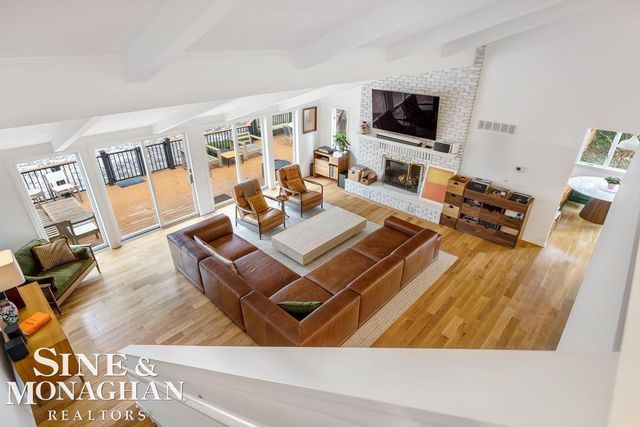 565 Lochmoor Boulevard, Grosse Pointe Woods, MI 48236