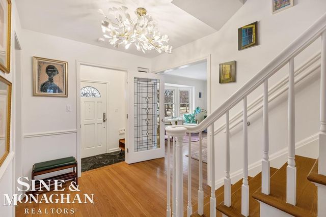 565 Lochmoor Boulevard, Grosse Pointe Woods, MI 48236