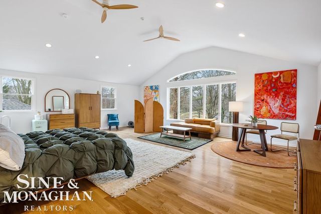 565 Lochmoor Boulevard, Grosse Pointe Woods, MI 48236