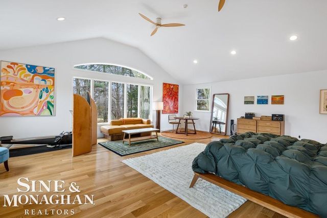 565 Lochmoor Boulevard, Grosse Pointe Woods, MI 48236