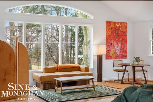 565 Lochmoor Boulevard, Grosse Pointe Woods, MI 48236