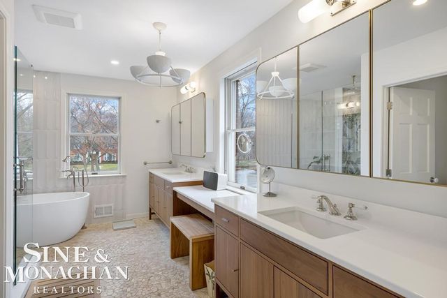 565 Lochmoor Boulevard, Grosse Pointe Woods, MI 48236