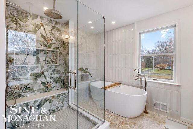 565 Lochmoor Boulevard, Grosse Pointe Woods, MI 48236