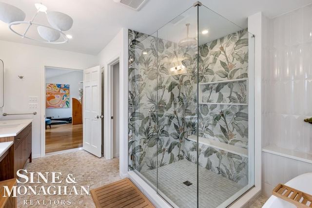 565 Lochmoor Boulevard, Grosse Pointe Woods, MI 48236