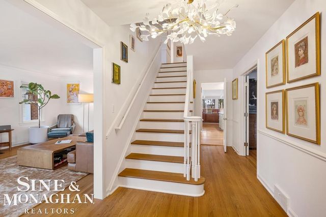 565 Lochmoor Boulevard, Grosse Pointe Woods, MI 48236