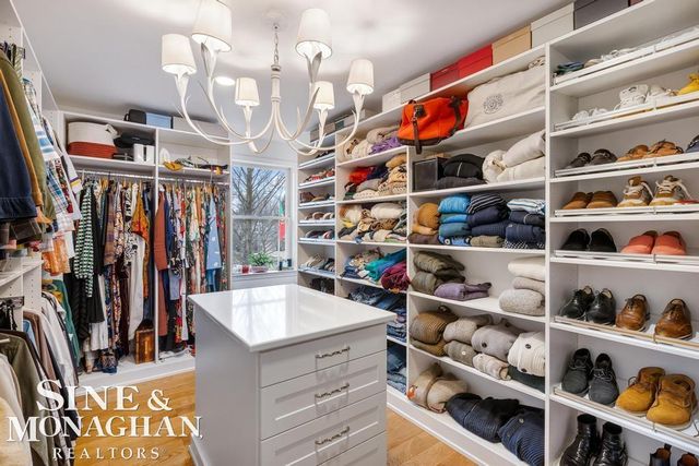 565 Lochmoor Boulevard, Grosse Pointe Woods, MI 48236