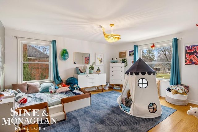565 Lochmoor Boulevard, Grosse Pointe Woods, MI 48236