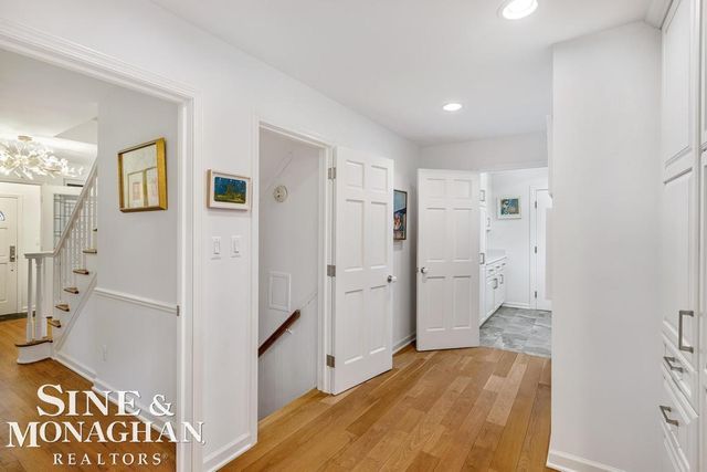 565 Lochmoor Boulevard, Grosse Pointe Woods, MI 48236