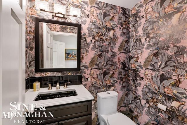 565 Lochmoor Boulevard, Grosse Pointe Woods, MI 48236