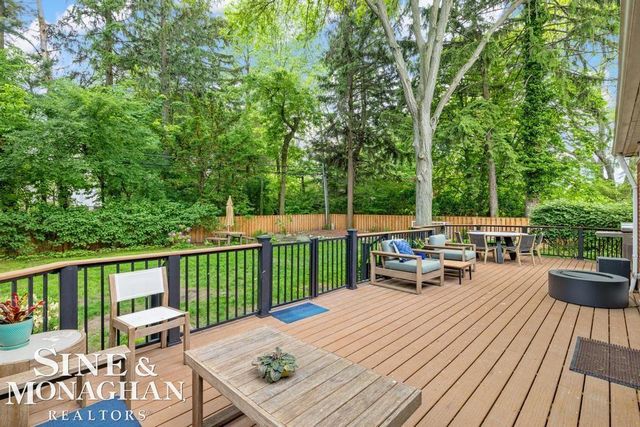 565 Lochmoor Boulevard, Grosse Pointe Woods, MI 48236