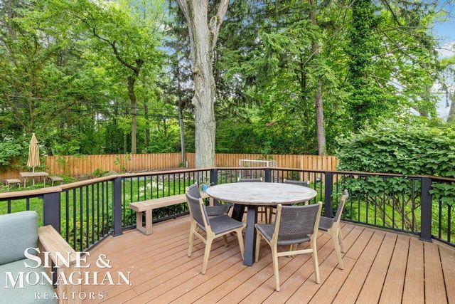 565 Lochmoor Boulevard, Grosse Pointe Woods, MI 48236