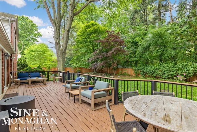 565 Lochmoor Boulevard, Grosse Pointe Woods, MI 48236