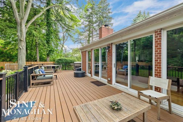 565 Lochmoor Boulevard, Grosse Pointe Woods, MI 48236