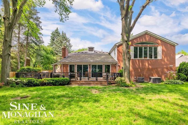 565 Lochmoor Boulevard, Grosse Pointe Woods, MI 48236