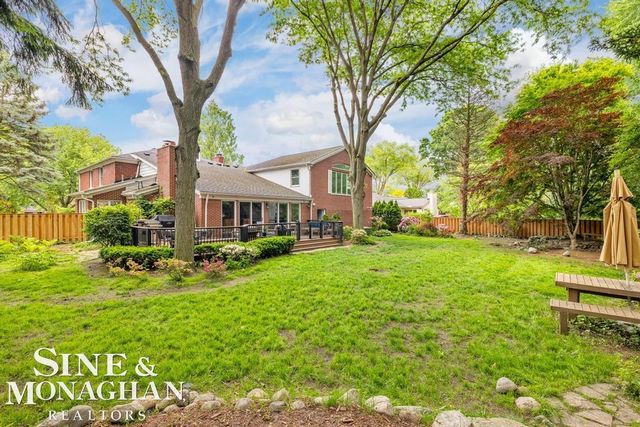 565 Lochmoor Boulevard, Grosse Pointe Woods, MI 48236