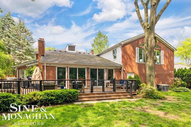 565 Lochmoor Boulevard, Grosse Pointe Woods, MI 48236