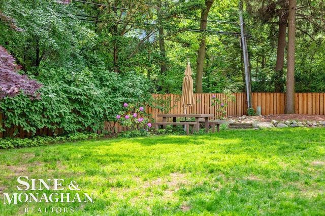 565 Lochmoor Boulevard, Grosse Pointe Woods, MI 48236