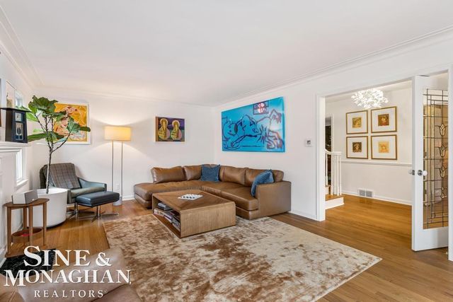 565 Lochmoor Boulevard, Grosse Pointe Woods, MI 48236