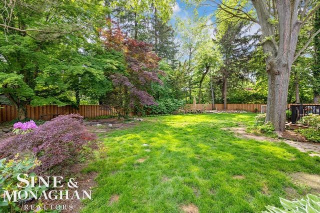 565 Lochmoor Boulevard, Grosse Pointe Woods, MI 48236