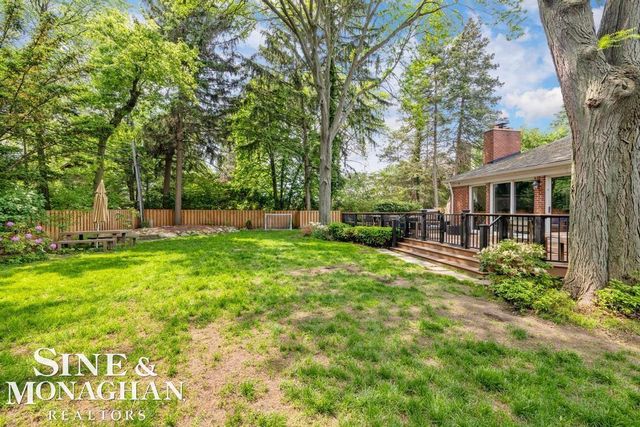 565 Lochmoor Boulevard, Grosse Pointe Woods, MI 48236