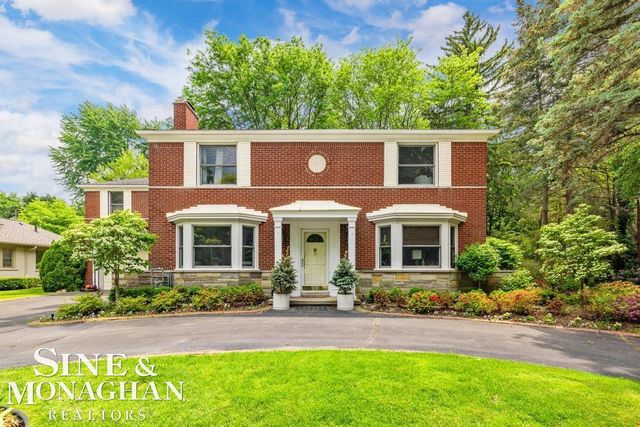 565 Lochmoor Boulevard, Grosse Pointe Woods, MI 48236