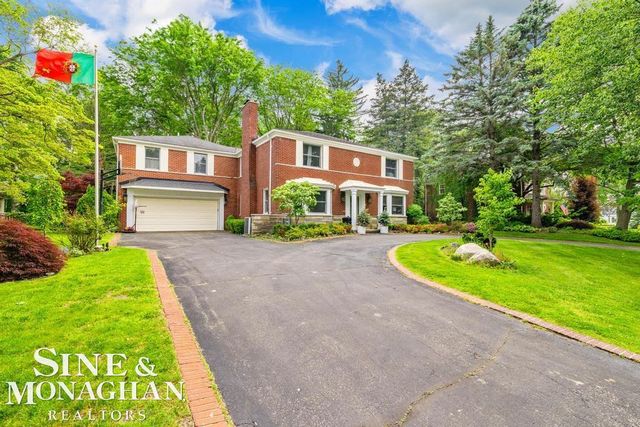 565 Lochmoor Boulevard, Grosse Pointe Woods, MI 48236