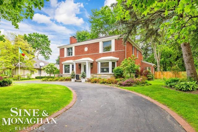 565 Lochmoor Boulevard, Grosse Pointe Woods, MI 48236