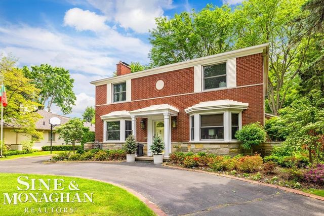 565 Lochmoor Boulevard, Grosse Pointe Woods, MI 48236