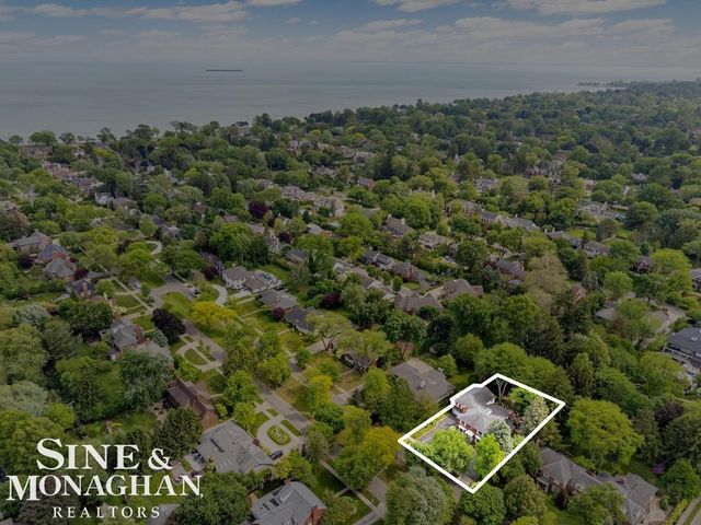 565 Lochmoor Boulevard, Grosse Pointe Woods, MI 48236