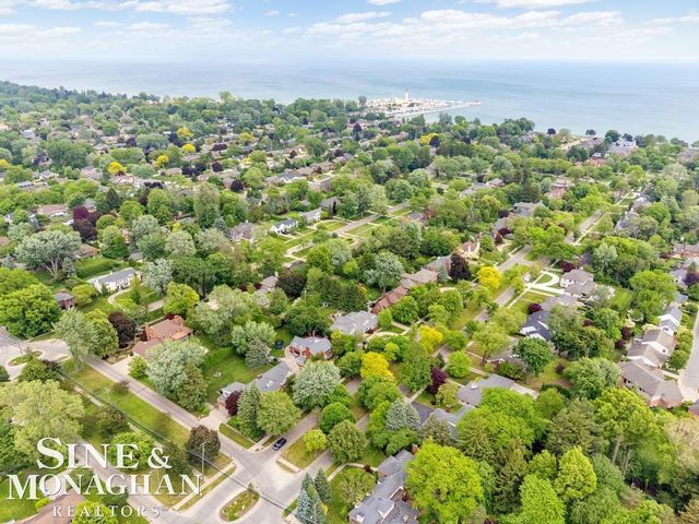 565 Lochmoor Boulevard, Grosse Pointe Woods, MI 48236