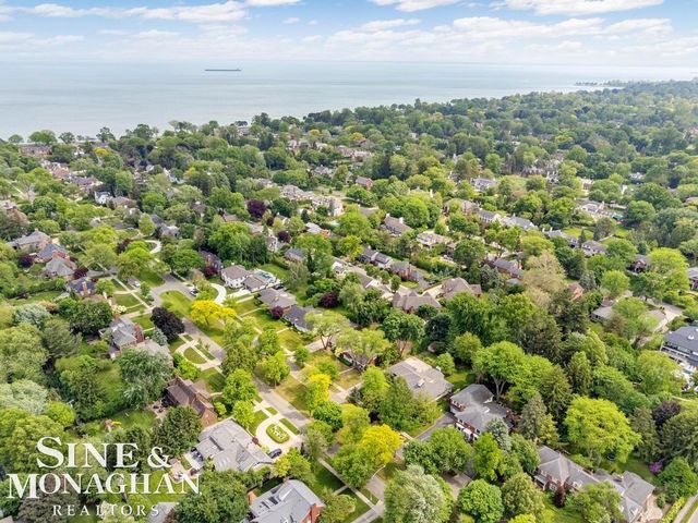 565 Lochmoor Boulevard, Grosse Pointe Woods, MI 48236