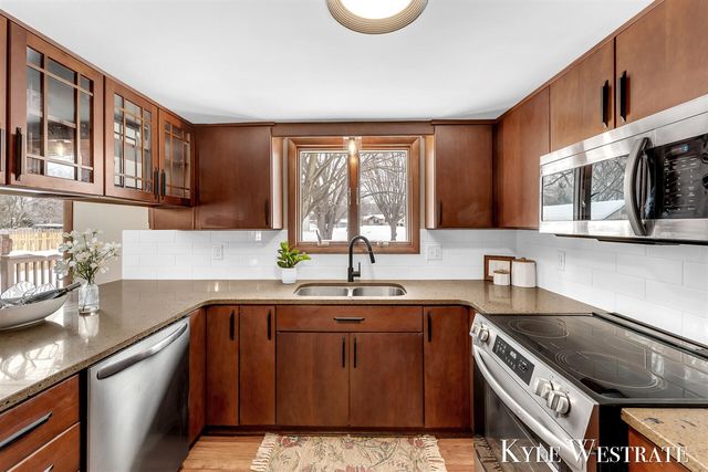 3121 Memorial Drive, Holland, MI 49424