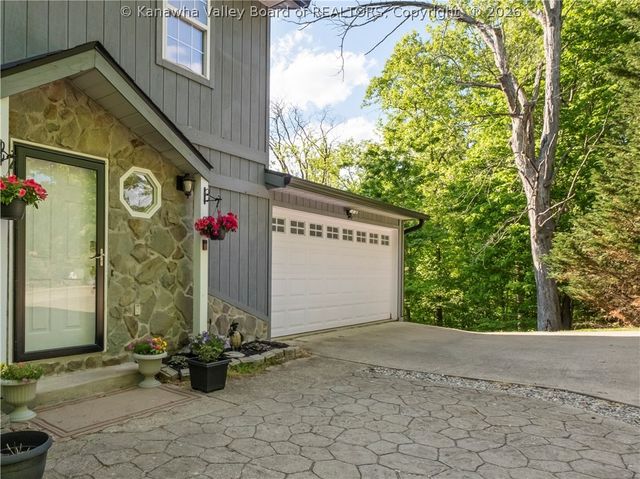 8 Beech Lane, Hurricane, WV 25526