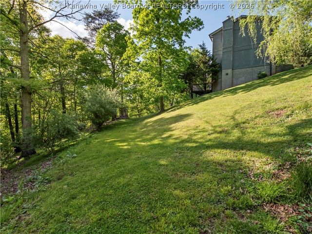 8 Beech Lane, Hurricane, WV 25526