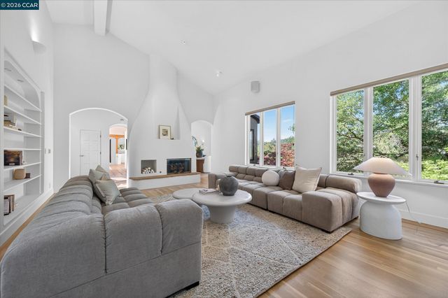 25 Woodacres Ct, Orinda, CA 94563