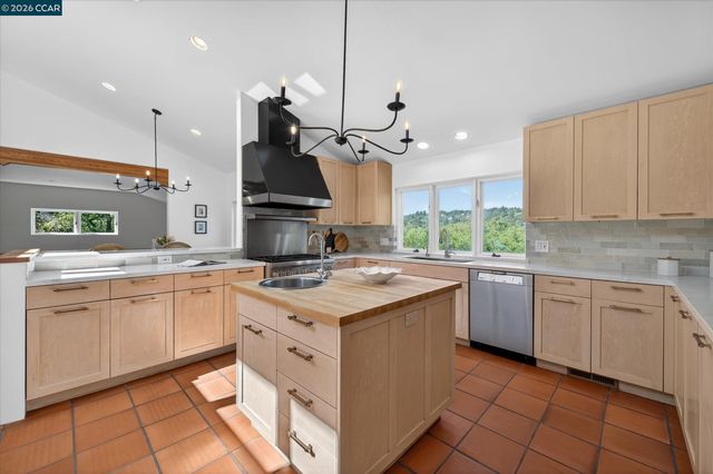 25 Woodacres Ct, Orinda, CA 94563