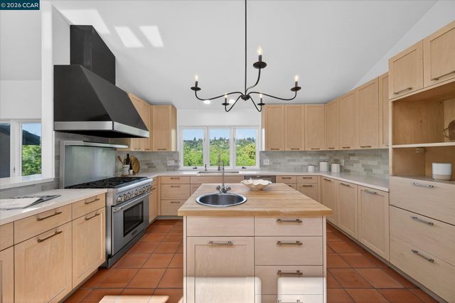 25 Woodacres Ct, Orinda, CA 94563