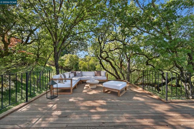 25 Woodacres Ct, Orinda, CA 94563