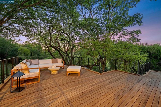 25 Woodacres Ct, Orinda, CA 94563