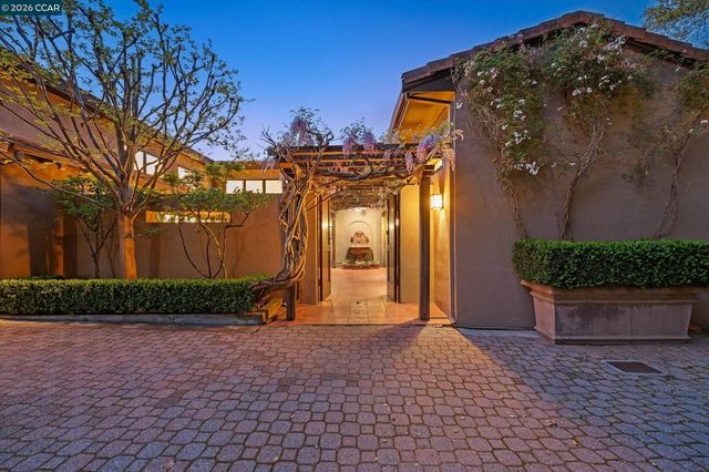 25 Woodacres Ct, Orinda, CA 94563