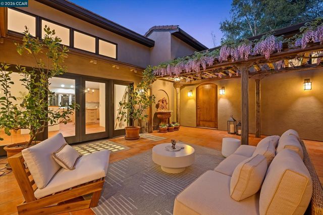 25 Woodacres Ct, Orinda, CA 94563