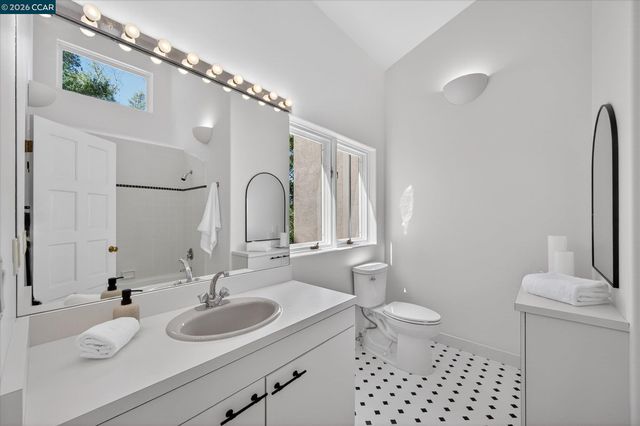 25 Woodacres Ct, Orinda, CA 94563