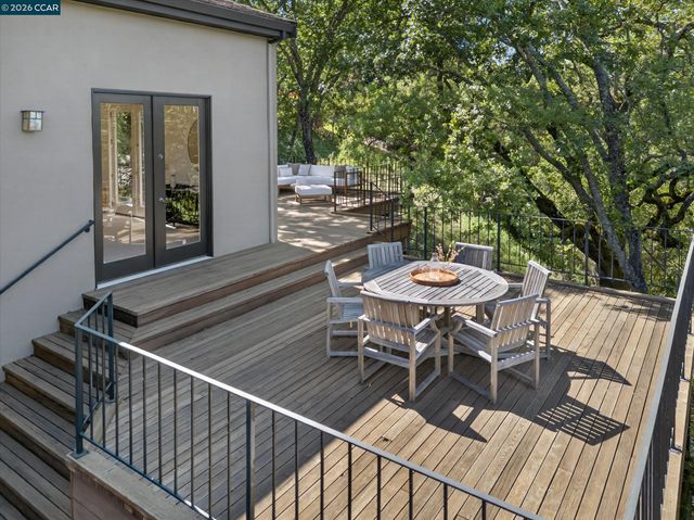 25 Woodacres Ct, Orinda, CA 94563