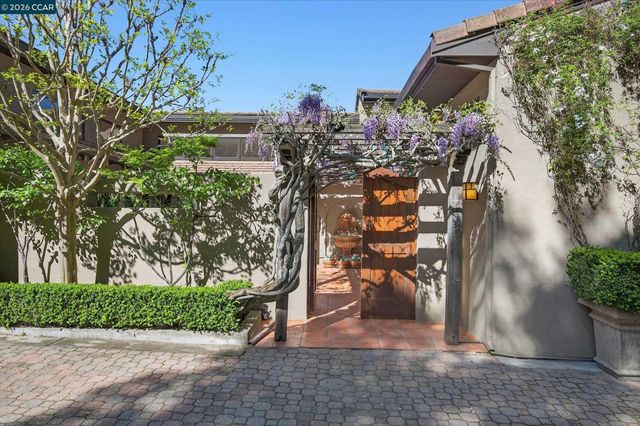 25 Woodacres Ct, Orinda, CA 94563