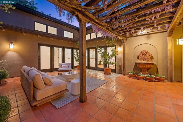 25 Woodacres Ct, Orinda, CA 94563